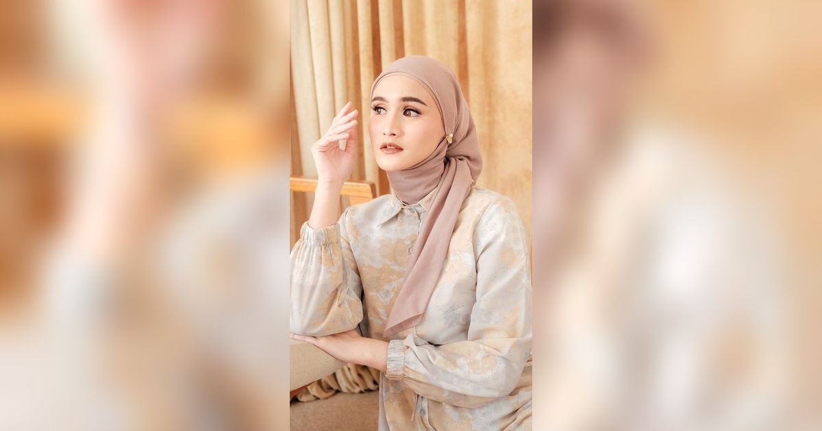 Look Hijab Chic dengan dengan Outfit Earth Tone ala Isel Fricella