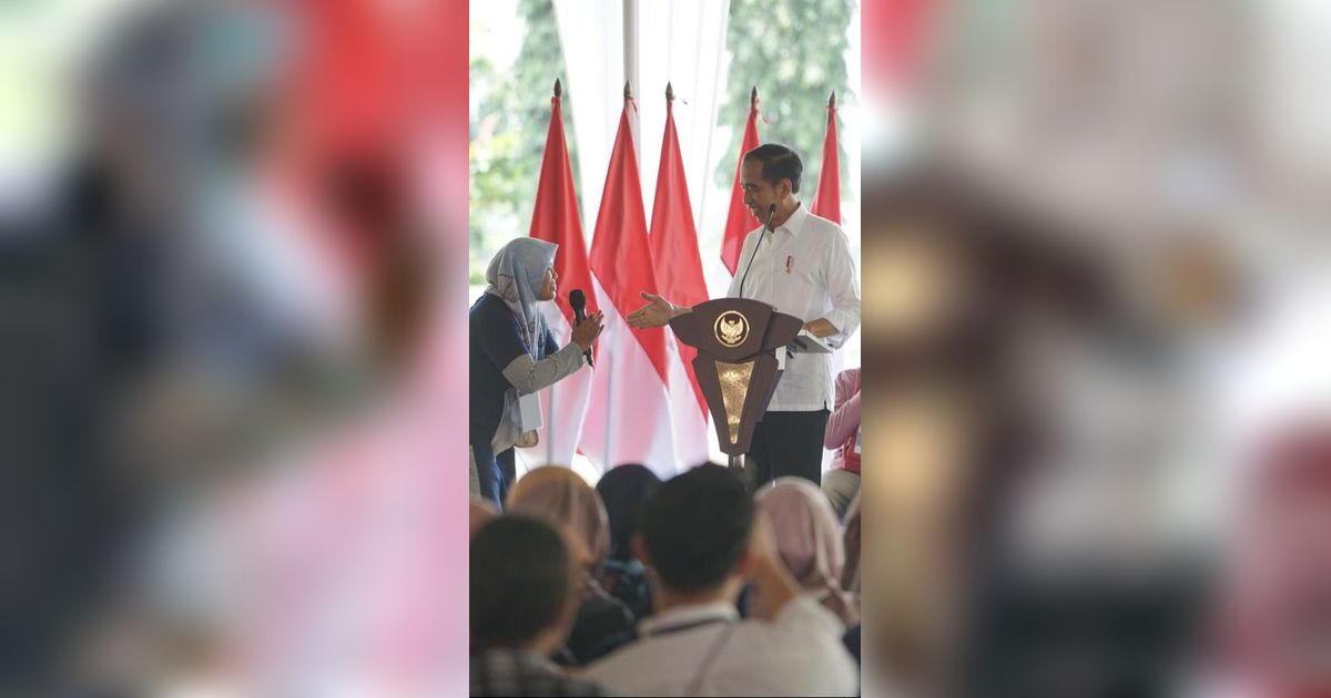 Kedekatan Jokowi Saat Temui Ibu Nasabah PNM dari Magelang