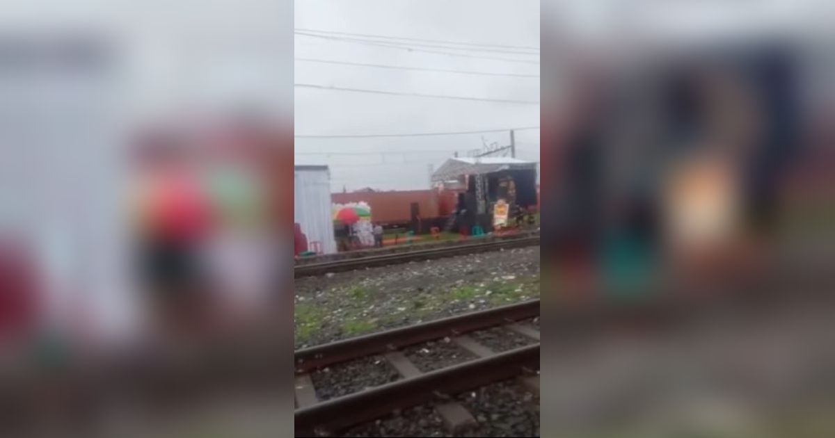 Viral Tenda Hajatan Berdiri di Tengah Rel Kereta Api Tanjung Priok, Ini Respons KAI