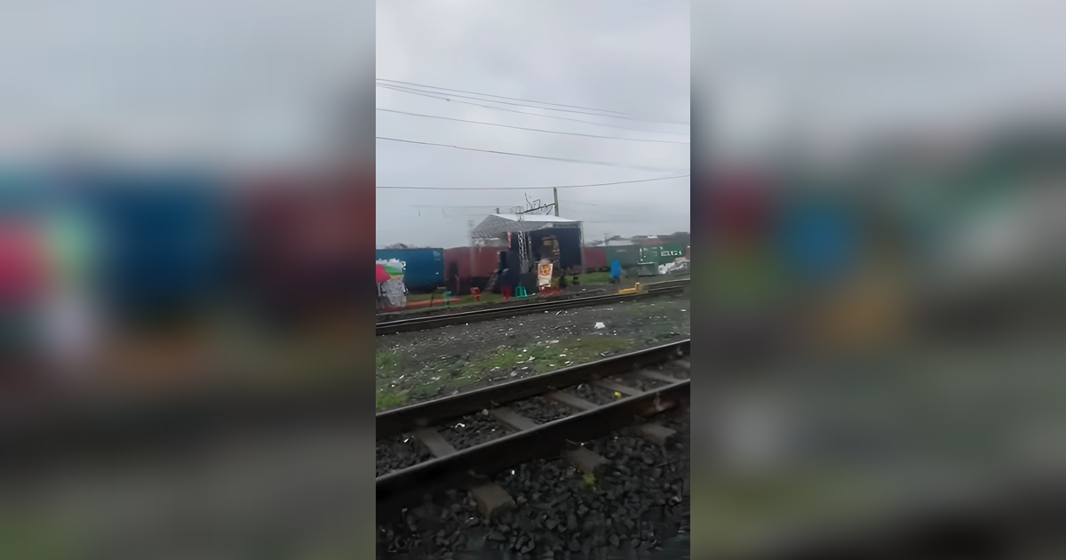 KAI Beber Asal Mula Muncul Tenda dan Panggung Hajatan Warga di Rel Kereta Api Tanjung Priok