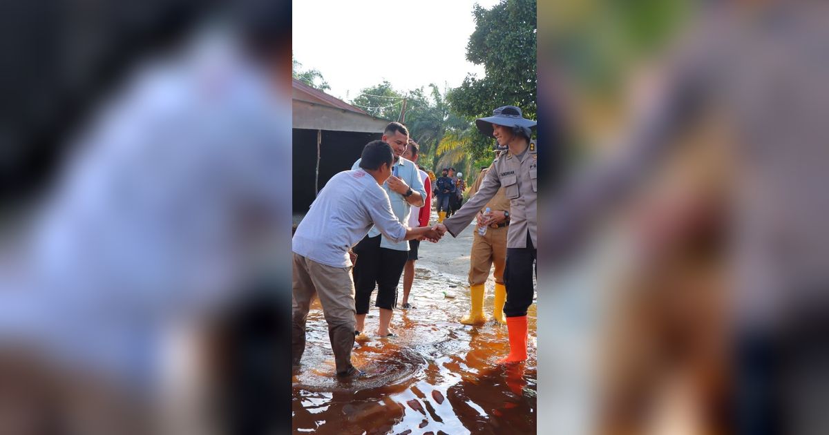 Momen Kapolres Rohil Terjang Banjir Pantau 21 Lokasi TPS hingga Bagi Obat dan Sembako ke Warga