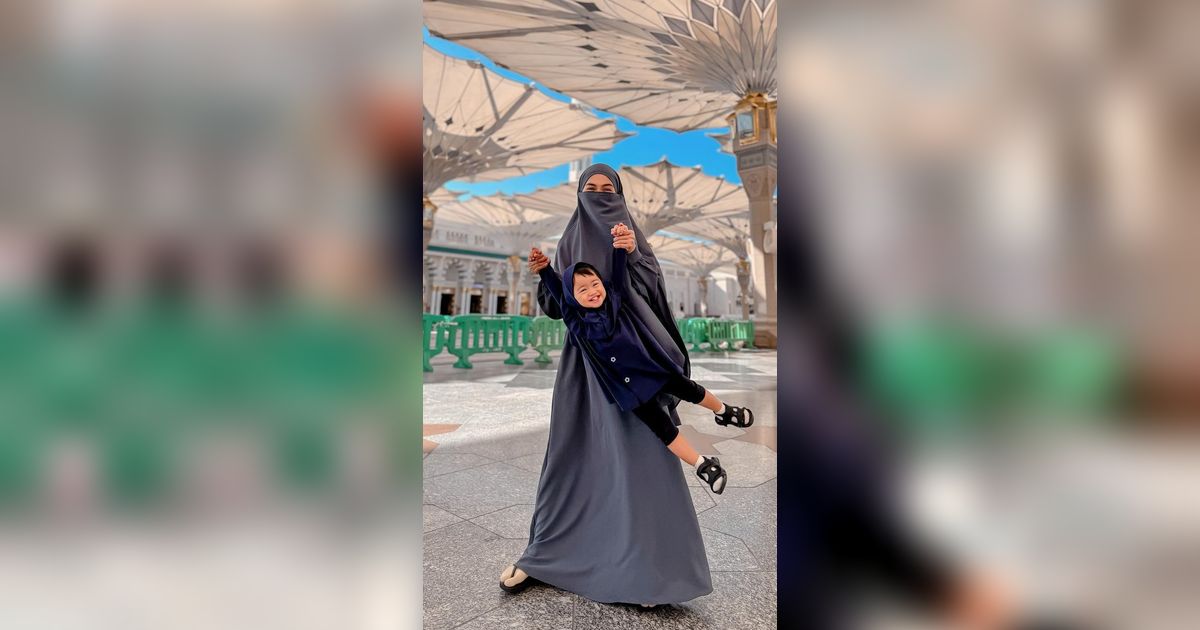 Umroh Bareng, Momen Teuku Ryan Duduk Berjauhan dari Ria Ricis Jadi Sorotan
