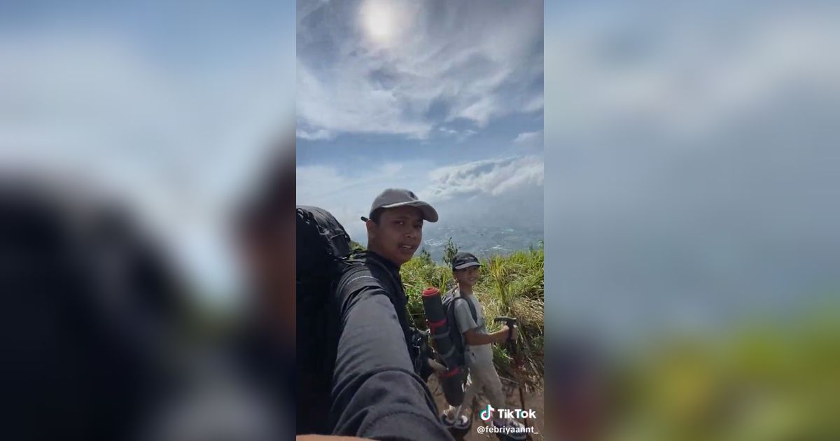 Pria Ini Ajak Adik Kecilnya Naik Gunung, Aksinya Viral Curi Perhatian Warganet