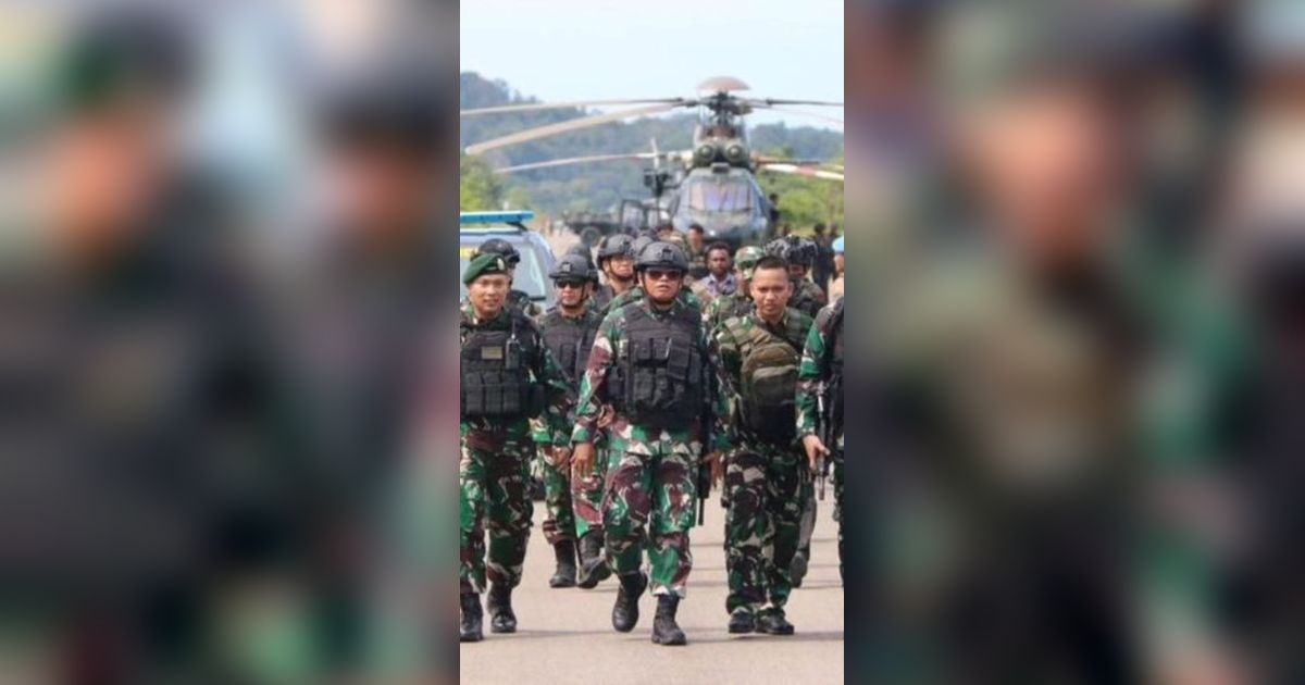 Pangkostrad Letjen TNI Saleh Tenteng Senjata Tembus Zona Hitam Papua, Dikawal Ketat Pasukan