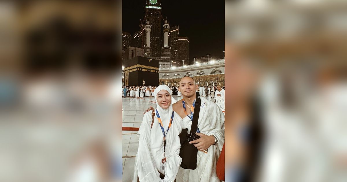 Momen BCL Sentuh Kabah saat Umroh, Kepala Tertunduk Seraya Memanjat Doa