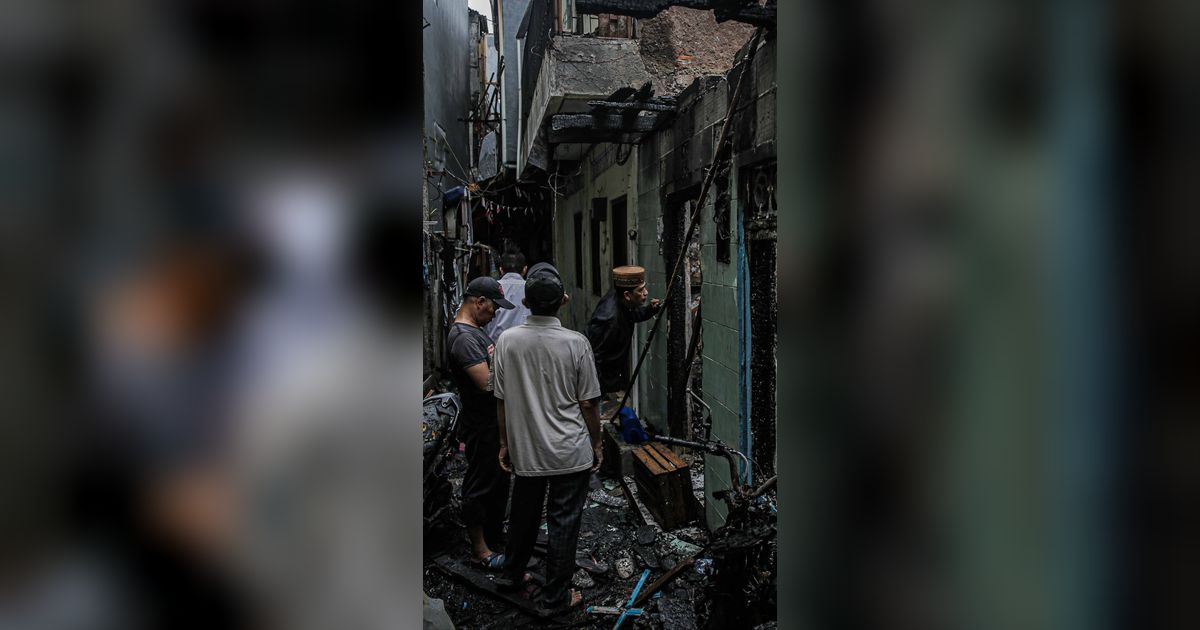 FOTO: Kebakaran Lalap Permukiman Padat di Taman Sari Jakbar, Ratusan Orang Terdampak