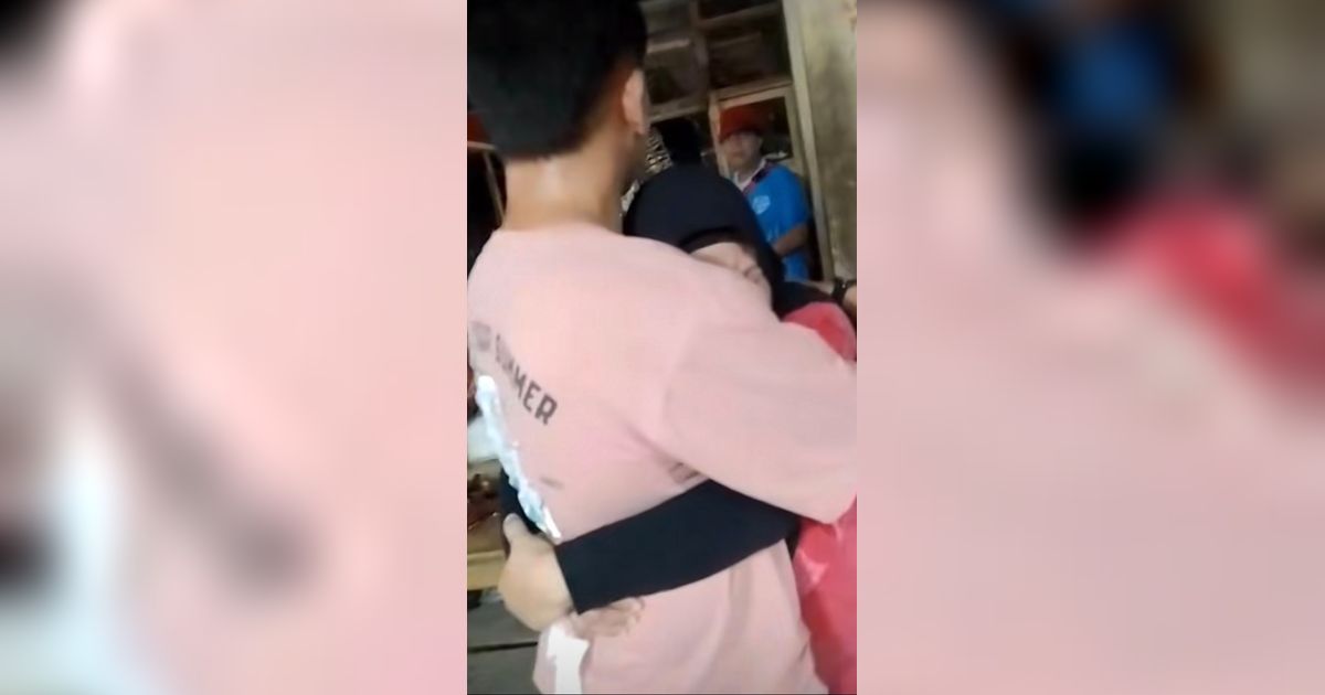 Viral Momen Seorang Ibu Tiba-tiba Menangis dan Peluk Pemuda Mirip Mendiang Anaknya, Penuh Haru