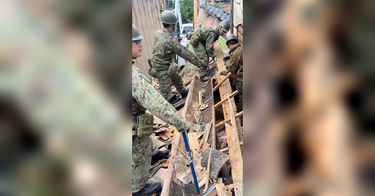 FOTO: Aksi Tentara Jepang Berjibaku Evakuasi Korban Gempa dari Reruntuhan Bangunan