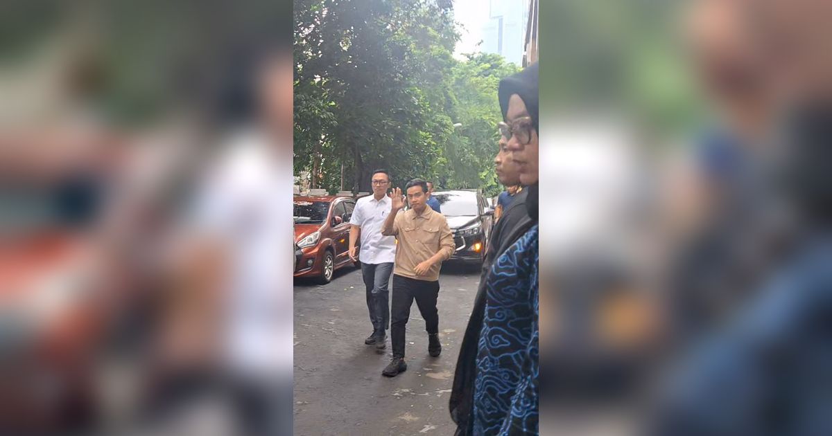 Potret Gibran Penuhi Panggilan Bawaslu Soal Bagi-Bagi Susu di CFD, Didampingi Eks Stafsus Jokowi