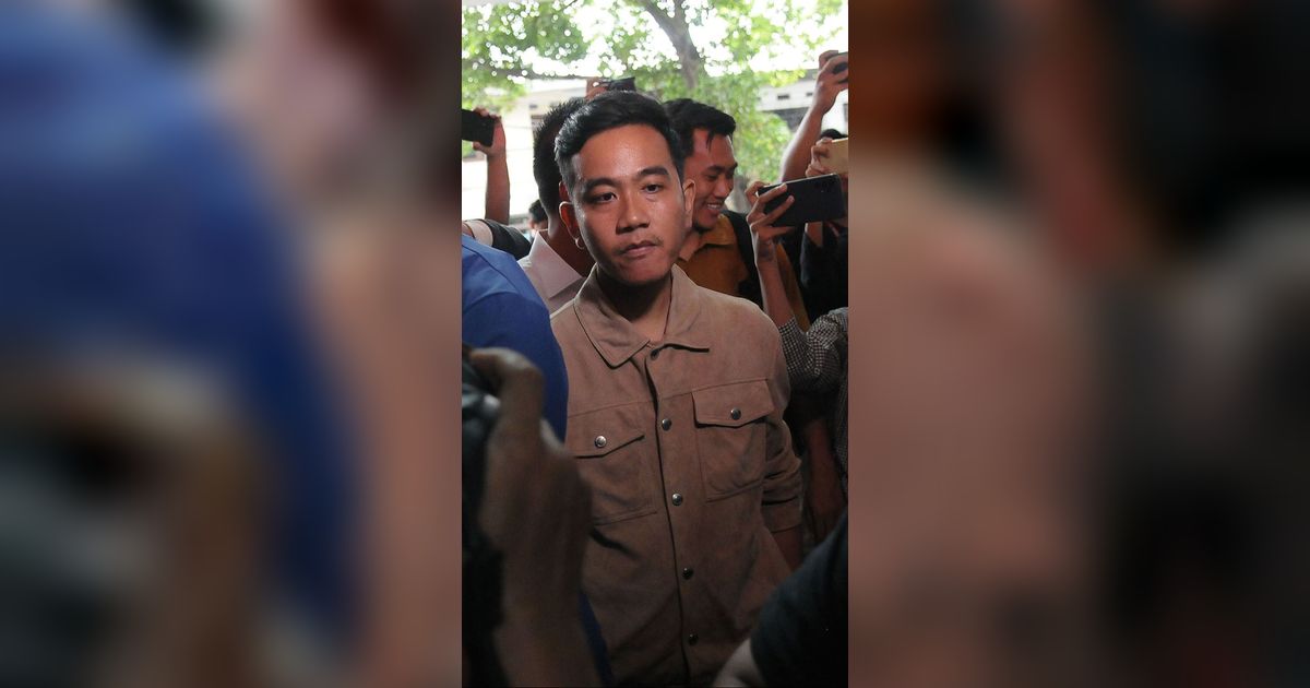 FOTO: Ekspresi Gibran Penuhi Panggilan Bawaslu Terkait Bagi-Bagi Susu di CFD