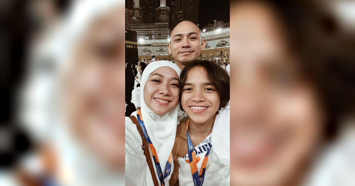 Umroh Bareng Keluarga, BCL Panggil Nama Ashraf Sinclair di Depan Ka'bah