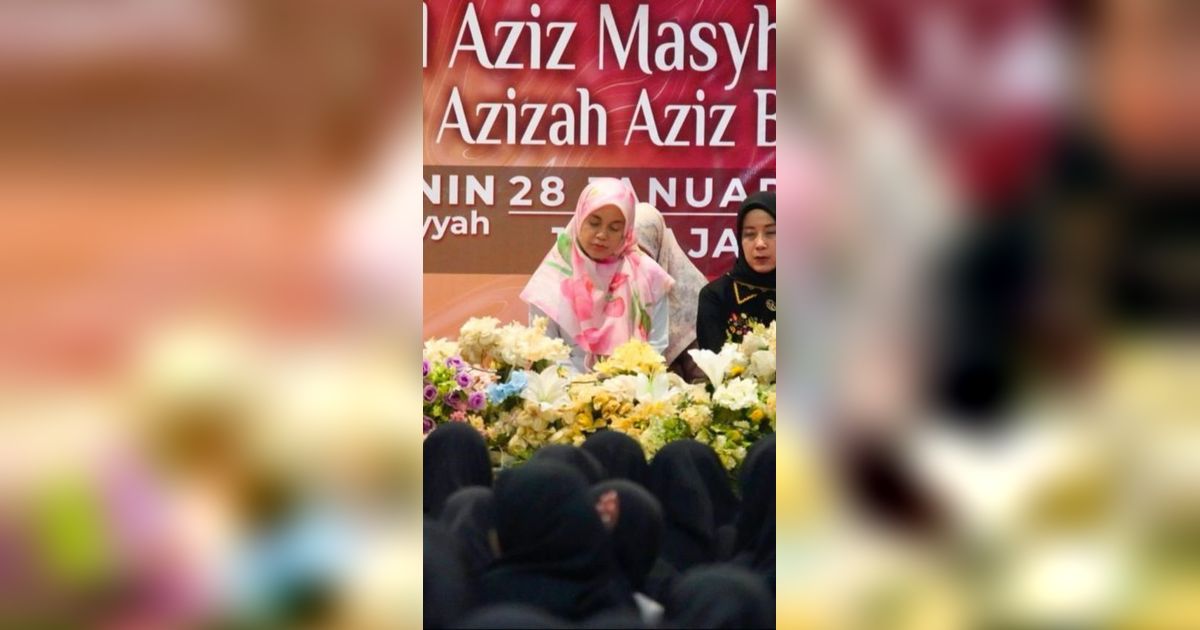 Siti Atikoh Ganjar Hadiri Haul Ke-7 KH Abdul Aziz Mashuri di Ponpes Al-Aziziyhah