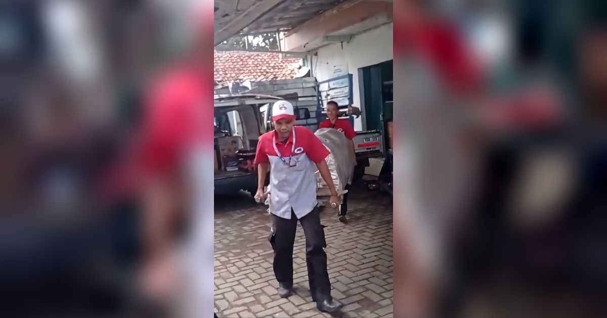 Di Luar Nalar! Kurir Kirim Paket Berupa Keranda Jenazah, Pas Masuk Mobil Van Mirip Antar Mayat ke Kuburan Pakai Ambulans
