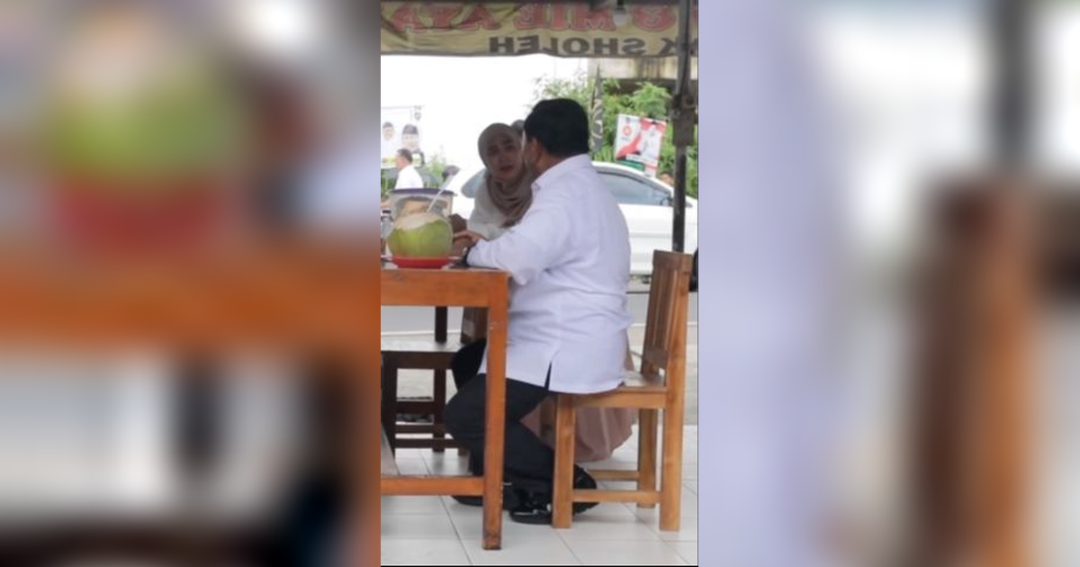 Jokowi dan Prabowo Lagi Ngebakso, Mendadak Muncul Wanita Izin Ambil Sesuatu