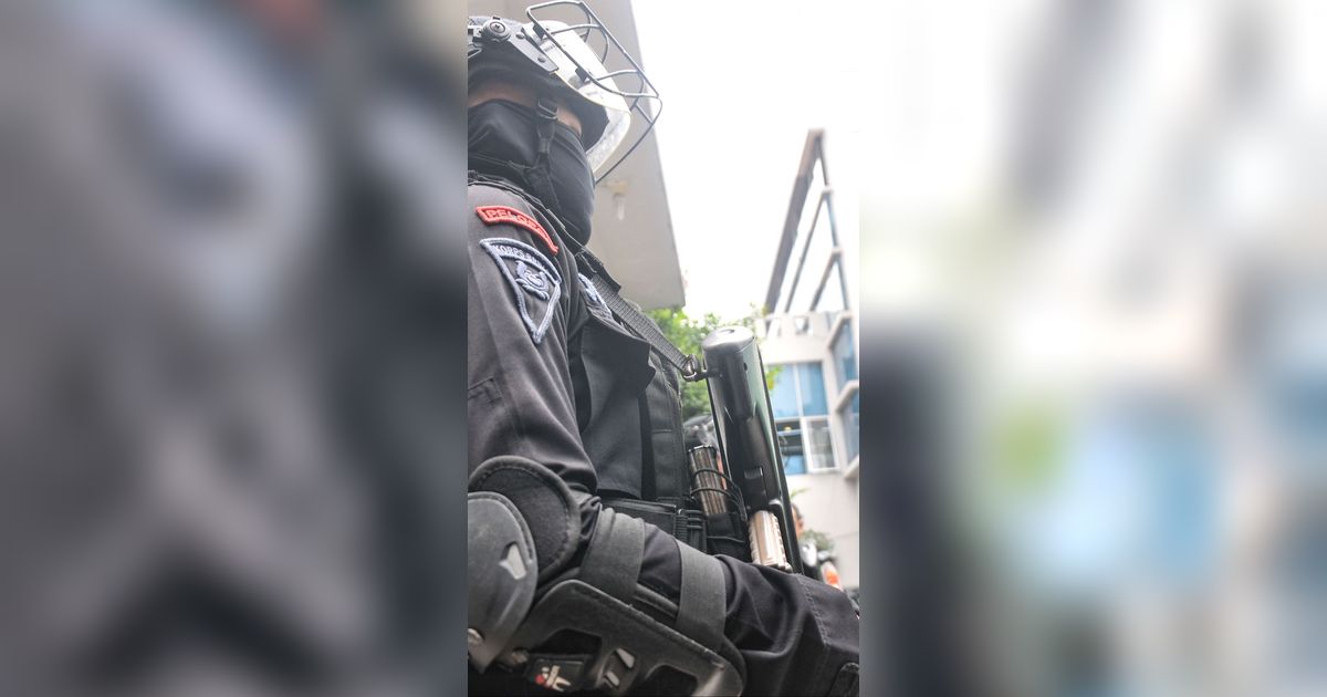 Anggota Brimob Nekat 'Tembak' Cewek di Tengah Tugas, Endingnya Jadi Sorotan