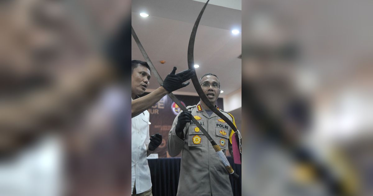 FOTO: Rilis Kasus Tawuran di Pasar Rebo, Polisi Tunjukkan Senjata Tajam yang Bikin Tangan Remaja 18 Tahun Putus