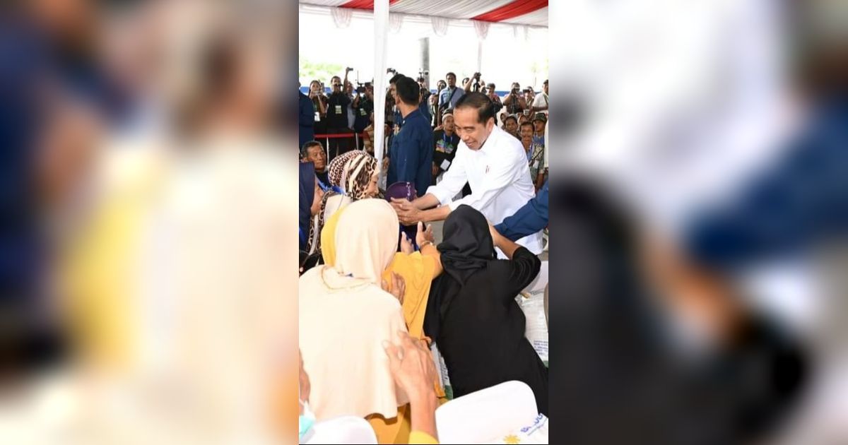 VIDEO: Presiden Jokowi Pamer Bagi-Bagi Bansos Usai Gaduh Berstiker, Emak-Emak Sampai Nangis