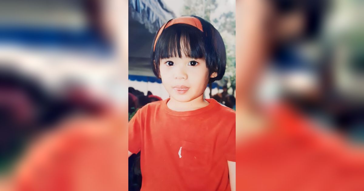 Anak Perempuan Pakai Baju Merah Ini Jadi Penyanyi Tenar, Siapa Dia?