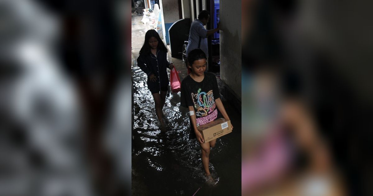 FOTO: Diguyur Hujan Semalaman, Permukiman di Rawa Terate Cakung Terendam Banjir 30 Cm