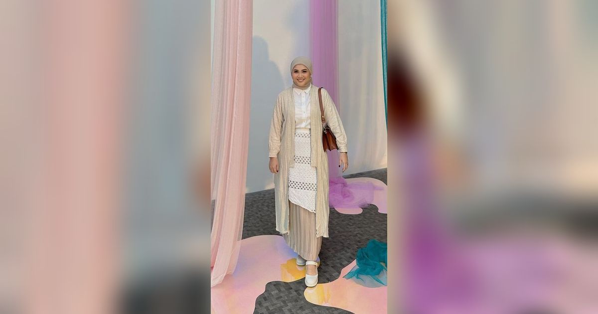 3 Gaya Chic Kesha Ratuliu, Padukan Outer Tunik dan Rok Plisket