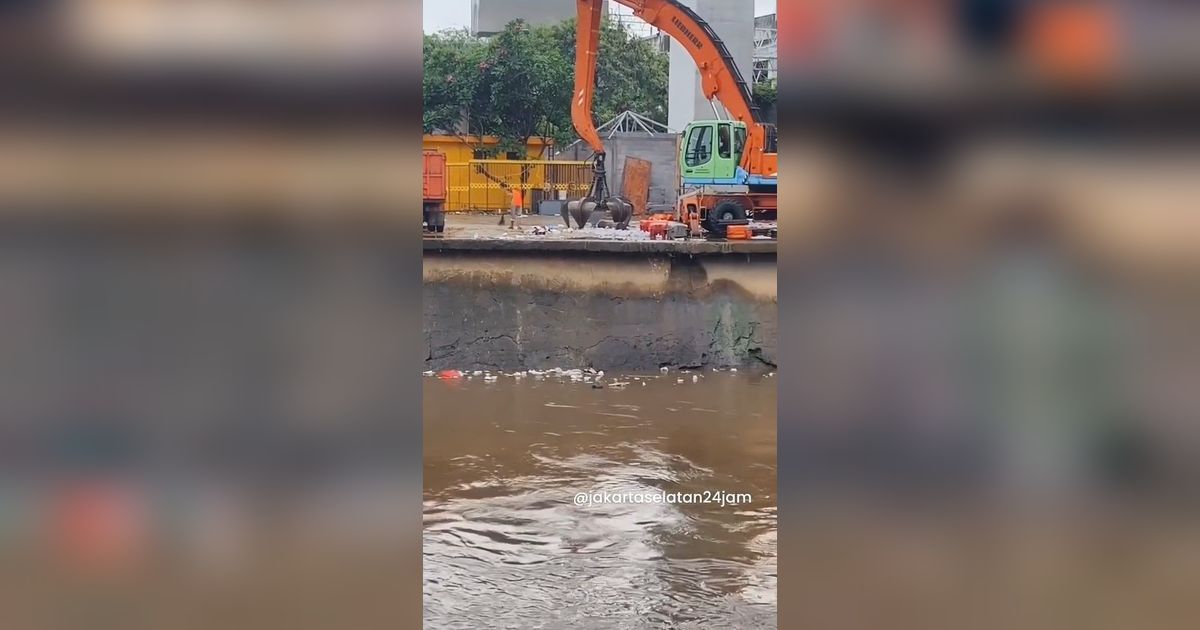 Petugas Kebersihan Buang Sampah ke Kali Lalu Diambil Lagi Pakai Excavator ke Truk