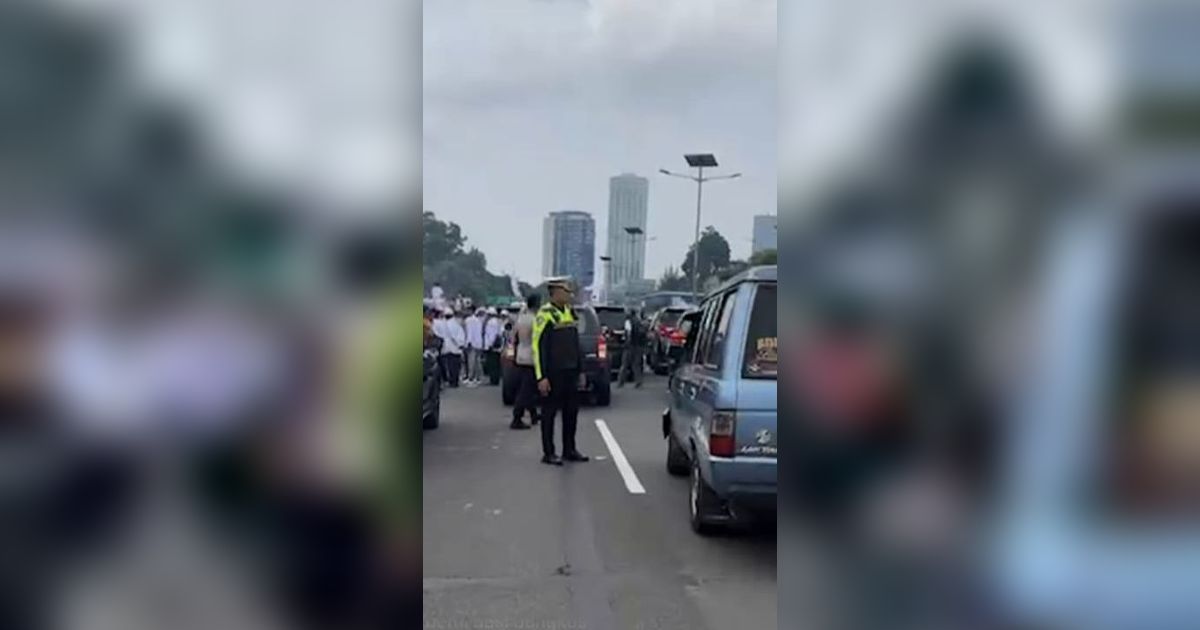 Demo Kepala Desa Depan Gedung DPR Ricuh, Jalan Gatot Subroto dan Tol Dalam Kota Lumpuh