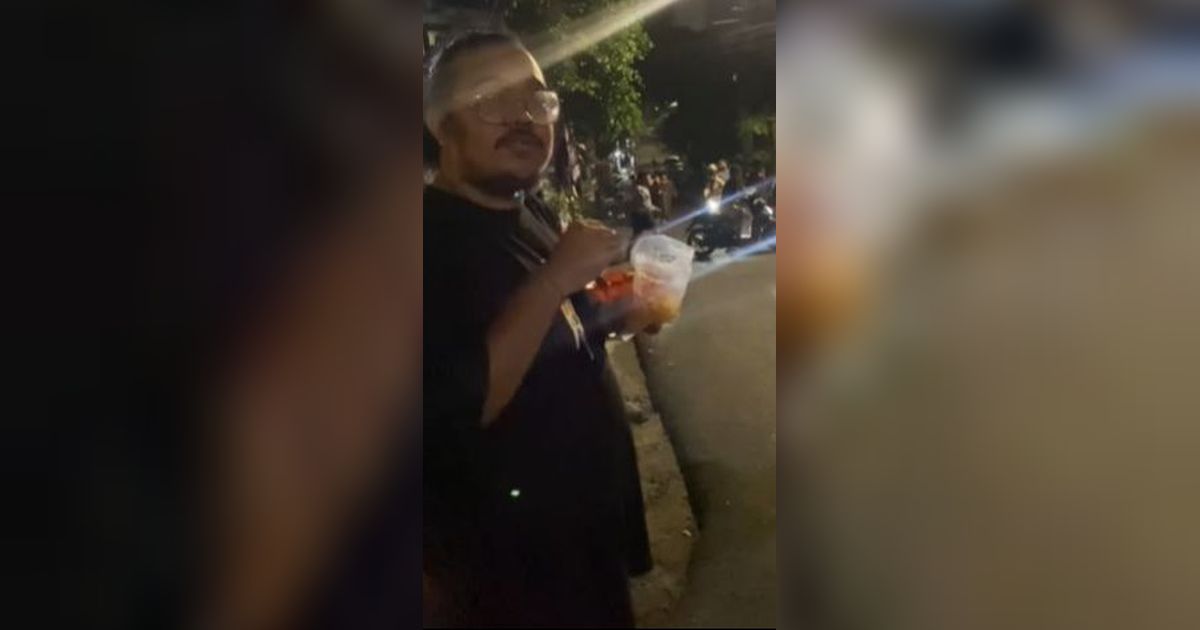 Hanya di Indonesia, Pria Ini Asyik Makan Sambil Lihat Tawuran di Pinggir Jalan, 'Emang Seru Nih di Sini'