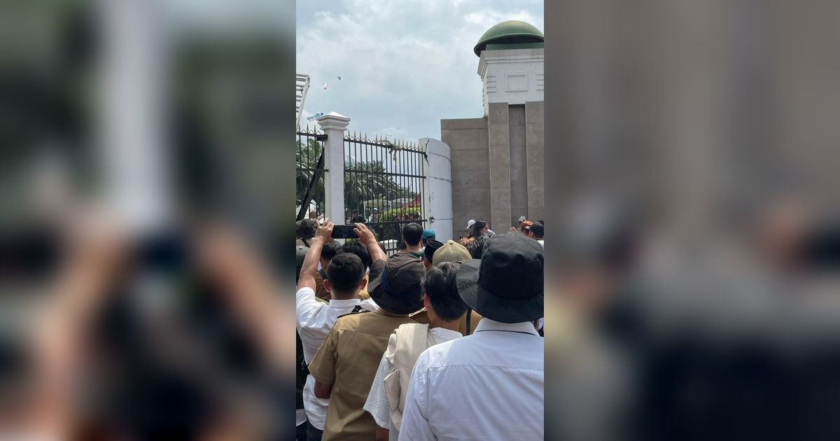 Demo Berujung Ricuh di Depan Gedung DPR, Wakapolda Metro Ditimpuk Botol Air Mineral