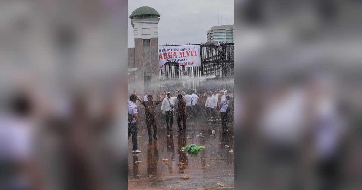 FOTO: Aksi Demo Apdesi Tuntut UU Desa Disahkan Sempat Ricuh, Water Canon Siram Massa yang Coba Robohkan Pagar DPR