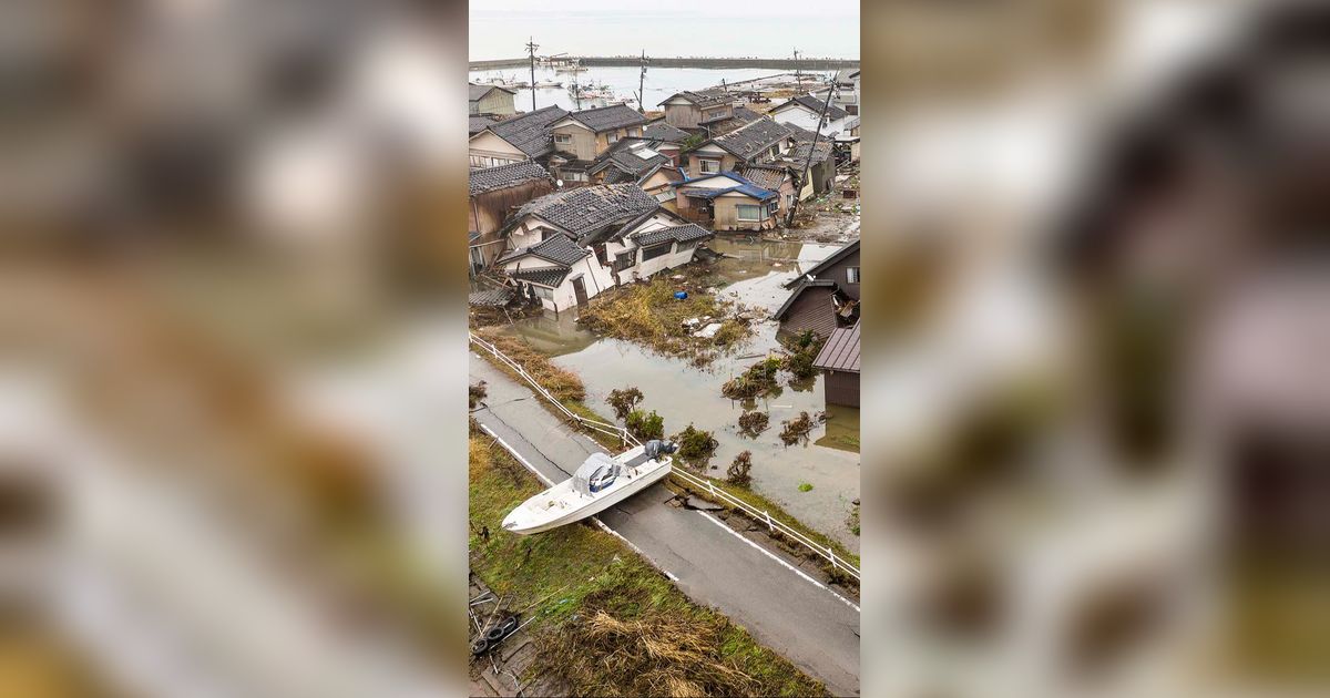 FOTO: Porak-poranda Pesisir Kota Suzu Diterjang Tsunami Akibat Gempa Dahsyat Jepang