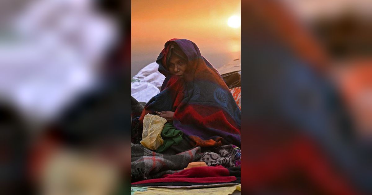 FOTO: Potret Tunawisma Tersiksa Suhu Dingin Menggigil di India