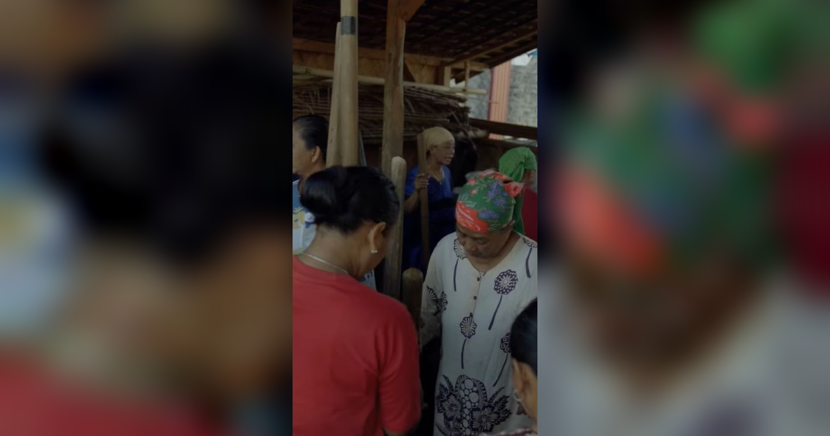 Hasilkan Empat Nada, Begini Uniknya Tradisi Menumbuk Padi oleh Ibu-ibu di Kampung Urug Bogor