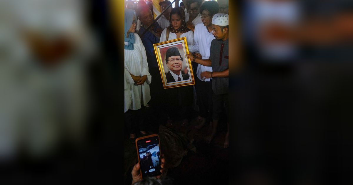 FOTO: Suasana Pemakaman Rizal Ramli yang Berlangsung Sederhana Tanpa Upacara Kenegaraan