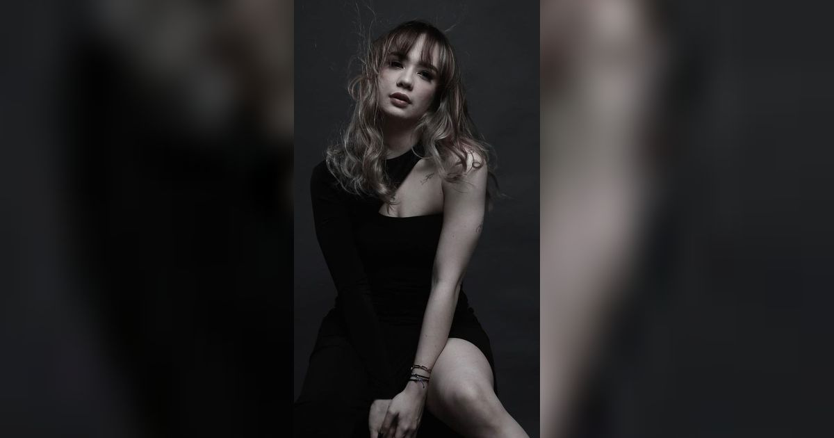 Potret Putri Anne Cium Pria Bule Berkepala Plontos