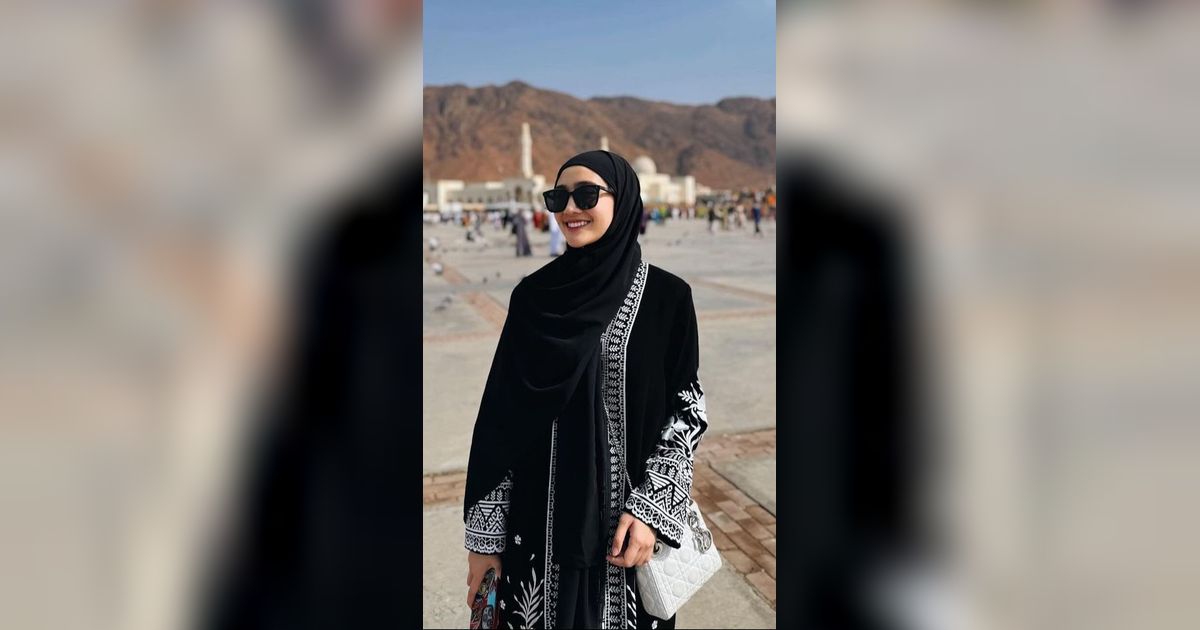 7 Potret Febby Rastanty Umroh, Aura Kecantikan Semakin Terpancar saat Pakai Hijab