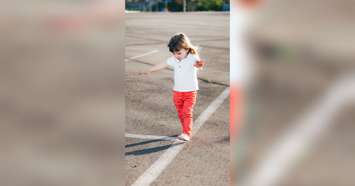 3 Kelainan yang Sebabkan Anak Suka Jatuh Saat Berjalan