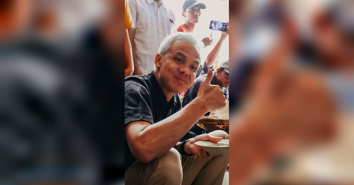Gaya Ganjar Pranowo Makan Bareng Nelayan: Duduk Lesehan Santai, Angkat Jempol Maknyus!