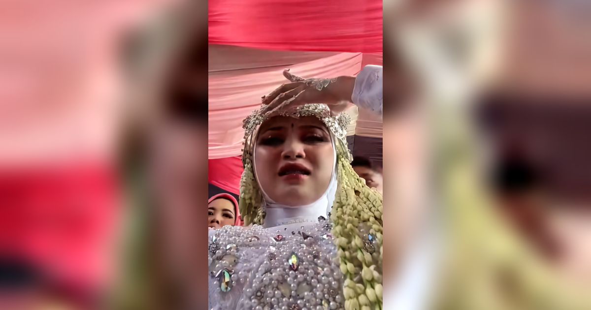 Momen Memalukan Siger Pengantin Sunda Melorot dan Hampir Copot Gegara Ulah Brutal Tamu Rebutan Uang Koin