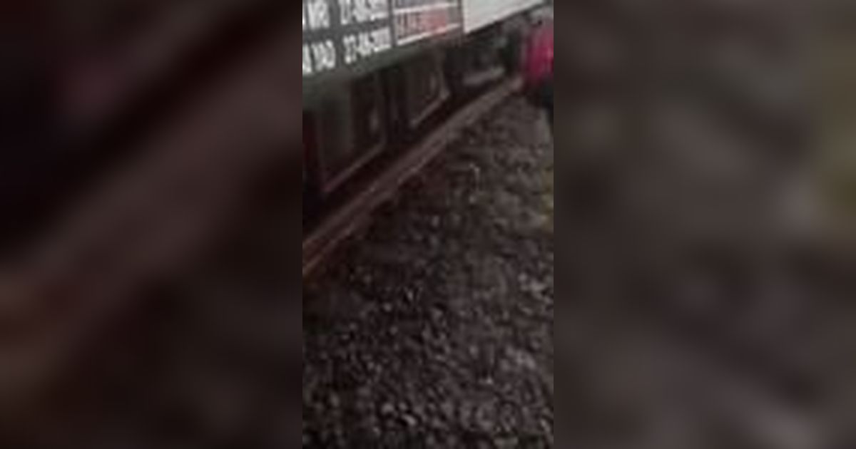 Video Penampakan Tabrakan Kereta di Bandung