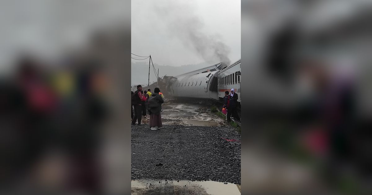 Adu Banteng KA Turangga dan Kereta Bandung Raya, Masinis Terjepit Gerbong