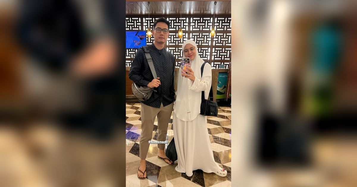 Berikut ini 8 Potret Nycta Gina dan Rizky Kinos Umrah Bersama Keluarga, Tahun Baru di Tanah Suci