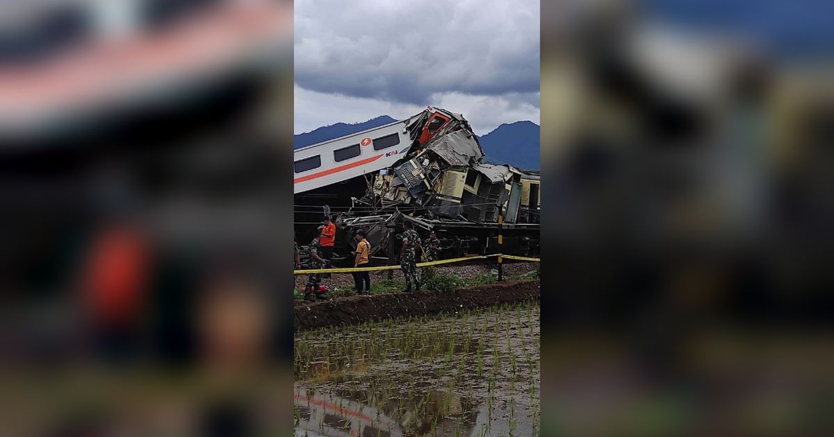 FOTO: Begini Kondisi KA Turangga dan KA Bandung Raya Usai Tabrakan Maut di Cicalengka Bandung