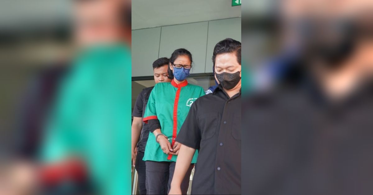 Ibra Azhari & Artis era 90-an Usai Jalani Pemeriksaan, Wajah Tertunduk dan Ditutup Masker