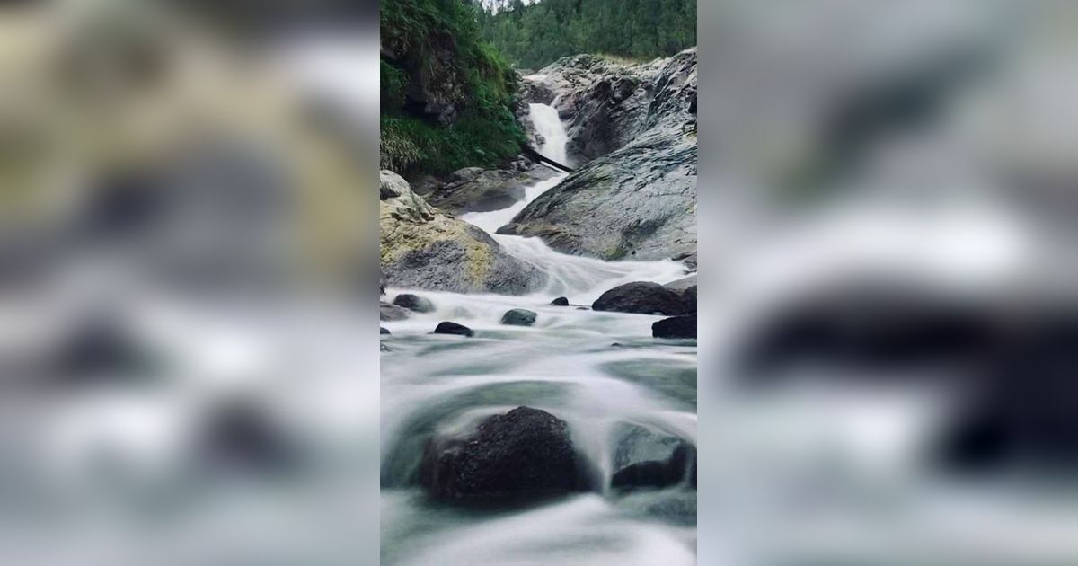 Tak Kalah Indah dari Kawah Ijen, Intip Pesona Sungai Kalipait Bondowoso Mengalir Membelah Hutan dan Tebing Batu