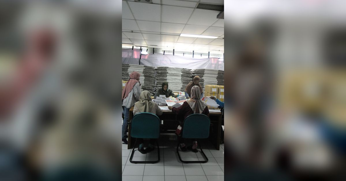 FOTO: Segini Bayaran Pekerja yang Sortir dan Lipat Surat Suara Pemilu 2024