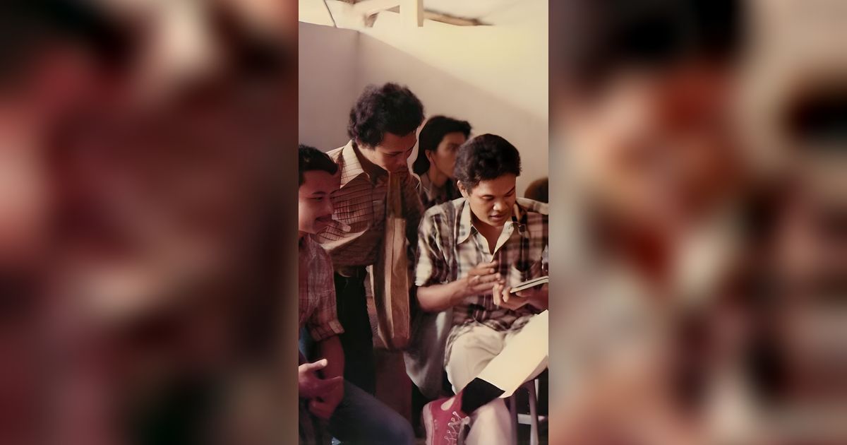 Protret Lawas Mahasiswa UGM Tahun 1984 Nongkrong di Kantin Kampus, Pemuda di Tengah Kini Jadi Orang Penting di Indonesia