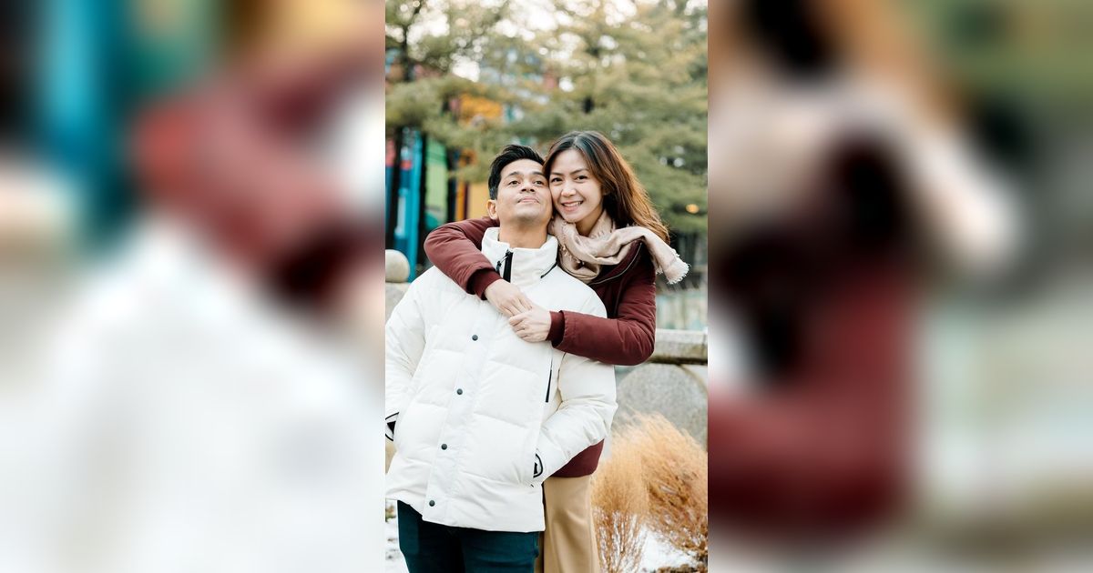7 Potret Liburan Keluarga Surya Insomnia di Korea, Adegan Foto Pakai Hanbook Bikin Senyum