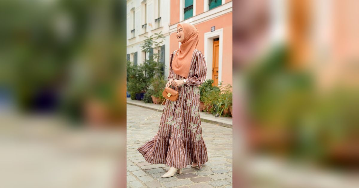 2 Look Perpaduan Warna Terracotta dan Beige ala Indah Nada Puspita