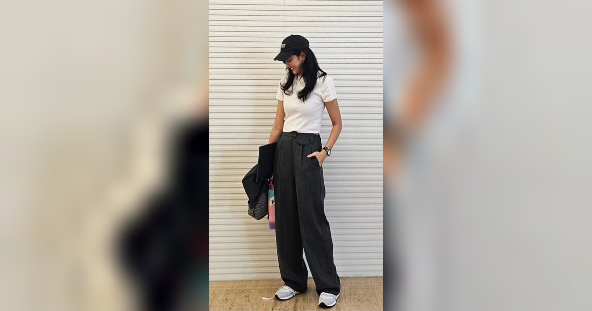 Deretan Gaya Dian Sastro dengan Cuttingan Celana Lebar bak ABG