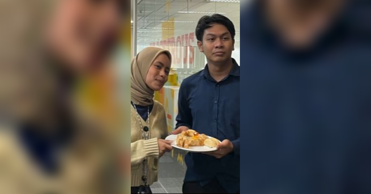 Seru! Momen Wanita Dilamar Teman Sekantor Adu Pantun Viral Bikin Senyum-senyum